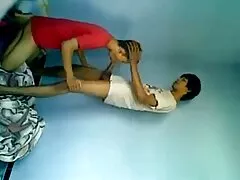 হাতে বাংলা সেক বিডিও তৈরি এবং একটি কুঁচকি মধ্যে ঠেলা